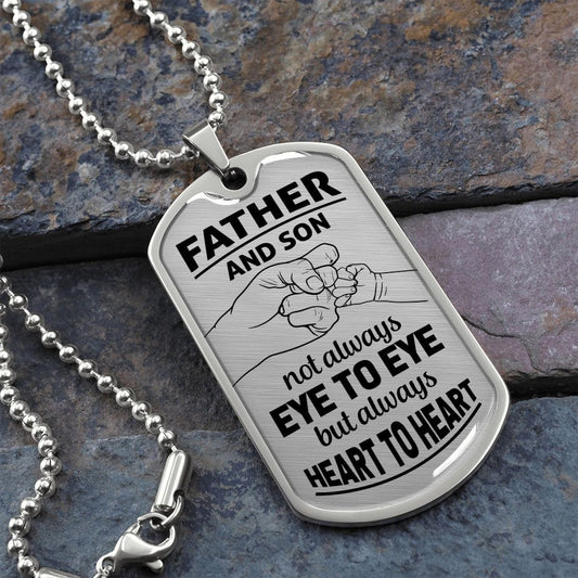 Padre e hijo, no siempre cara a cara: placa y cadena para perros de lujo de estilo militar